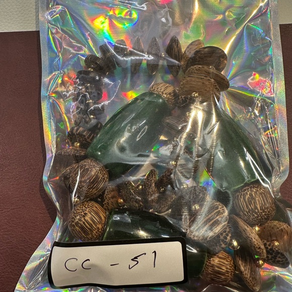 Huge safari look necklace with wood and three intriguing hunter green pieces - Picture 16 of 16